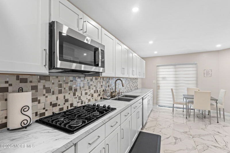 Supplied property photographs and details for 96 Cedar Avenue #6